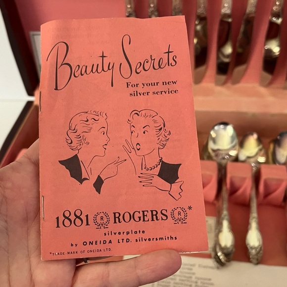 1881 Rogers Silverplate Oneida LTD. Enchantment 59 Piece & Wooden Chest - Picture 4 of 13